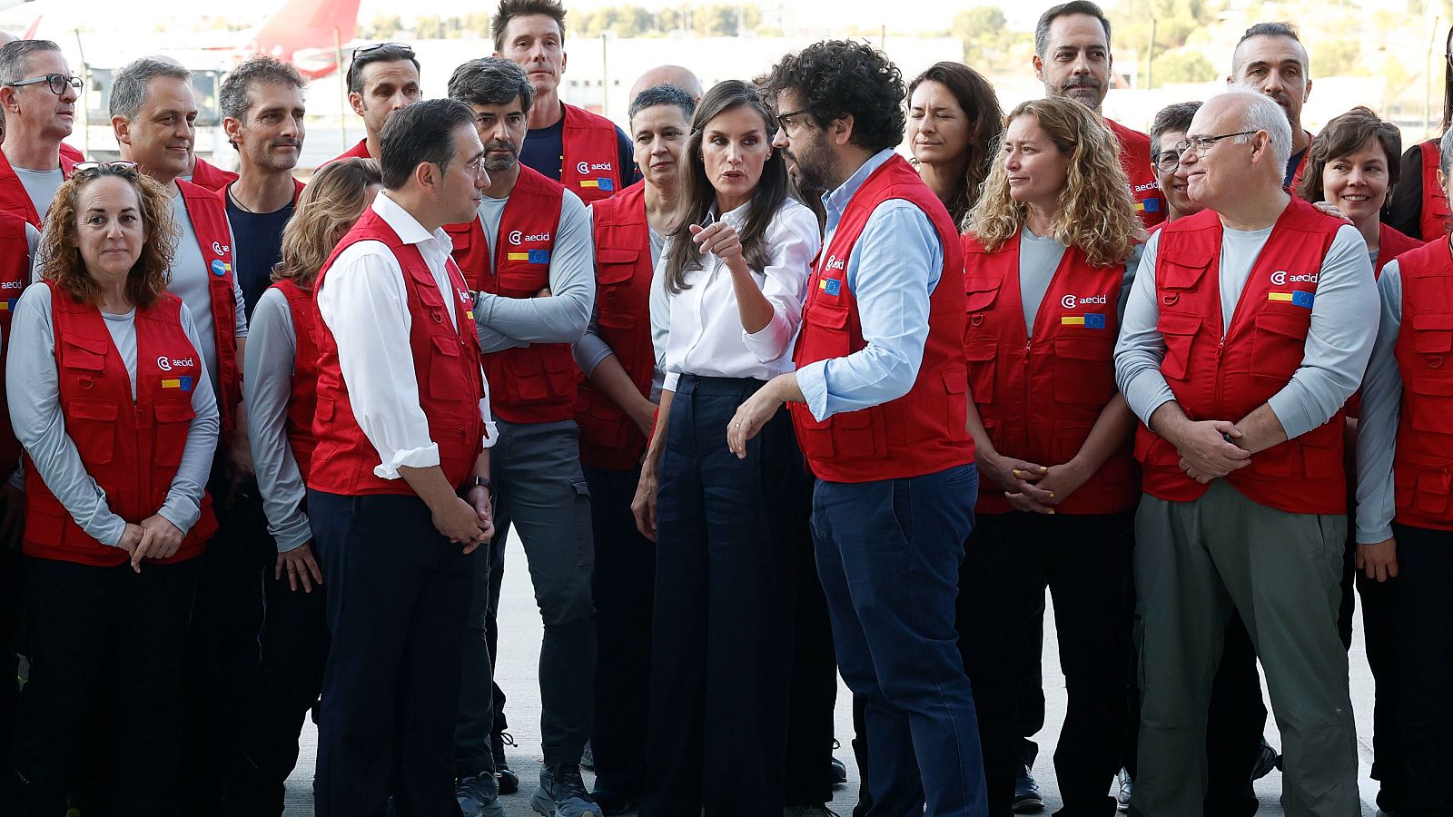 La reina Letizia, el ministro de Asuntos Exteriores, José Manuel Albares y el director de la Agencia Española de Cooperación Internacional para el Desarrollo (AECID), Antón Leis García despiden en Barajas al equipo médico