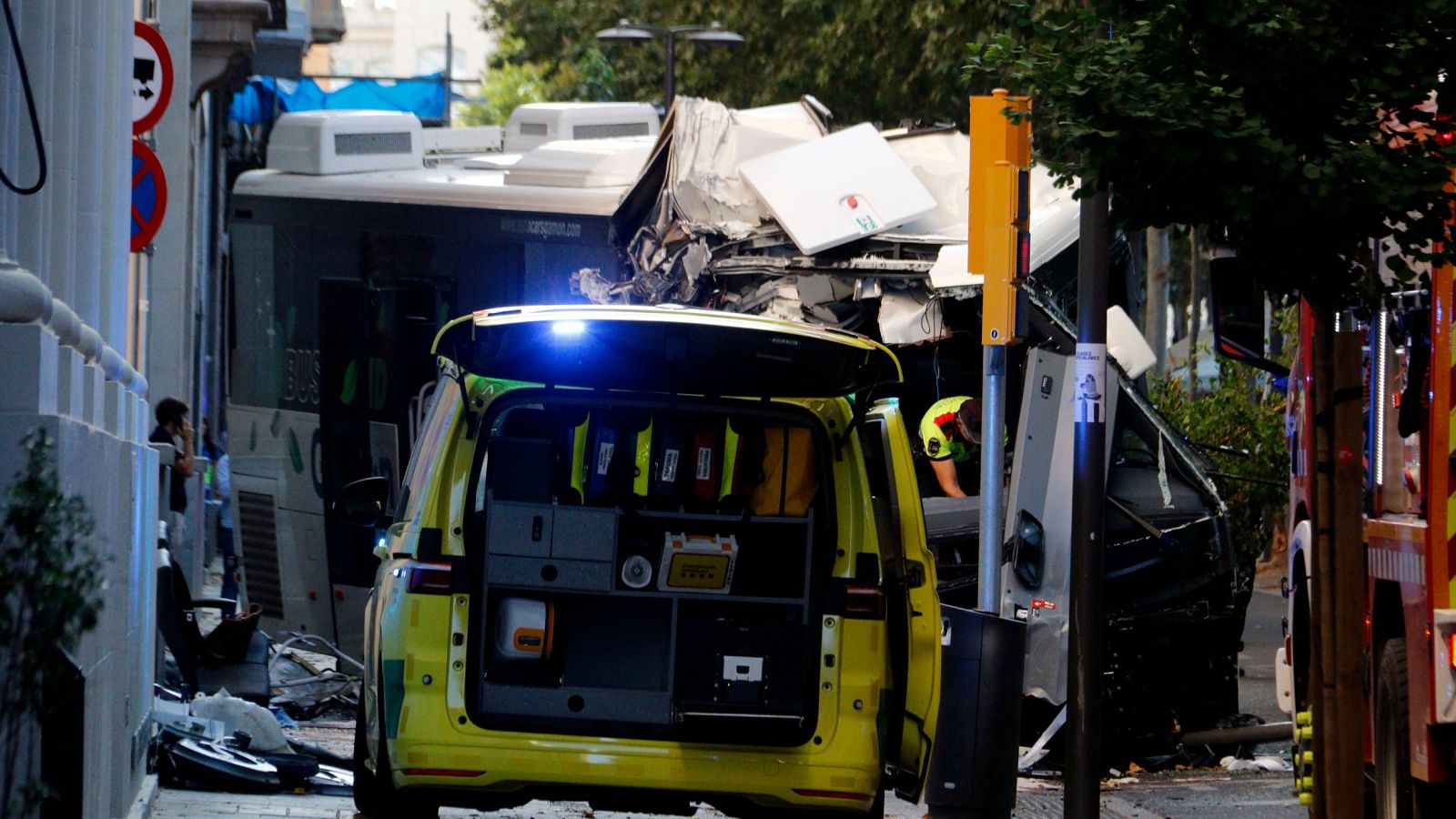 L'autocar accidentat a la rambla de Ferran de Lleida.