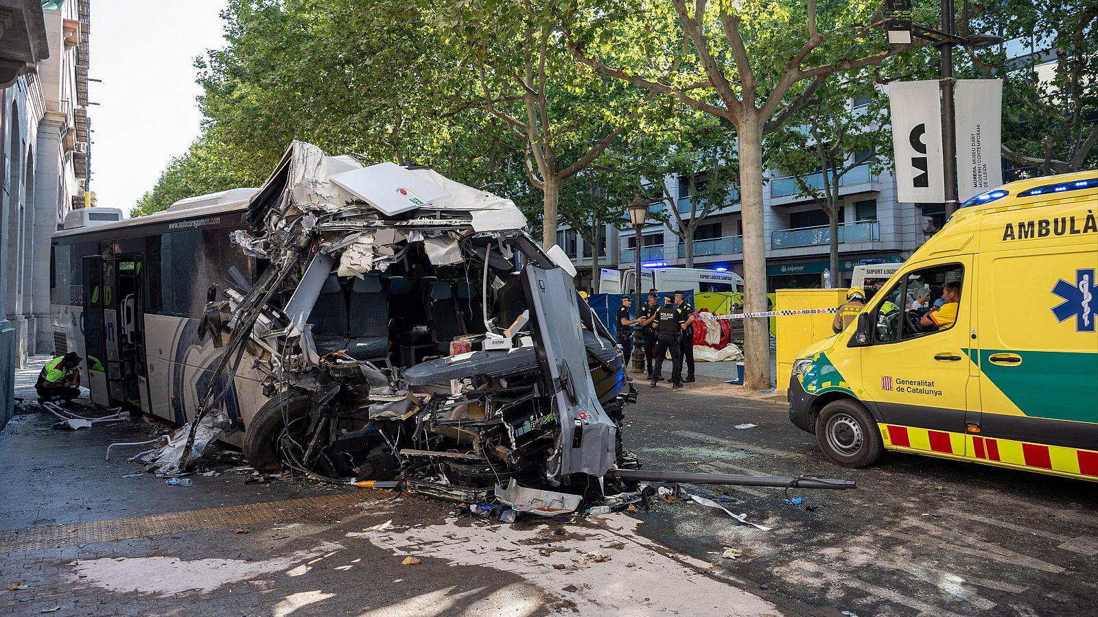 Colisión de un autocar de pasajeros contra la fachada del número 11 de la Rambla Ferran de Lleida