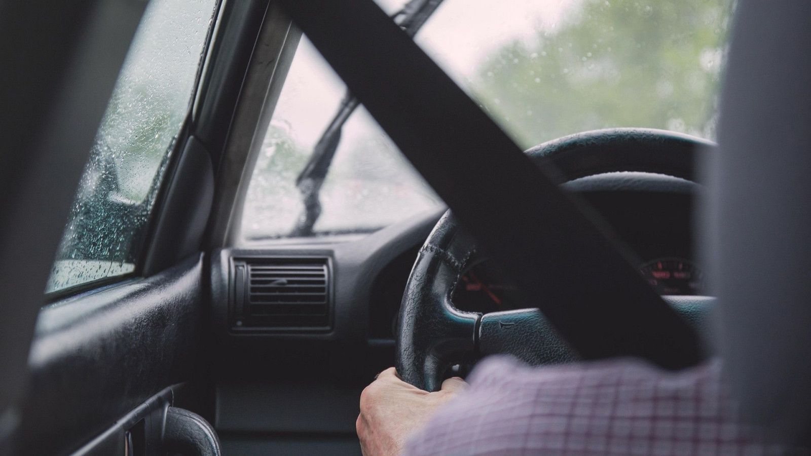 Conductor al volante de un coche