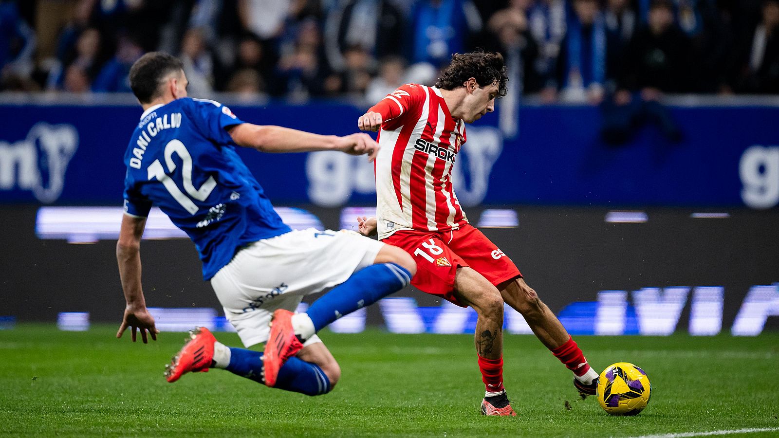 El futbolista del Sporting, César Gelabert, golpea el balón ante el inicio de una entrada del defensa del Real Oviedo, Dani Calvo, en el último Real Oviedo-Sporting que se jugó en el estadio Carlos Tartiere.