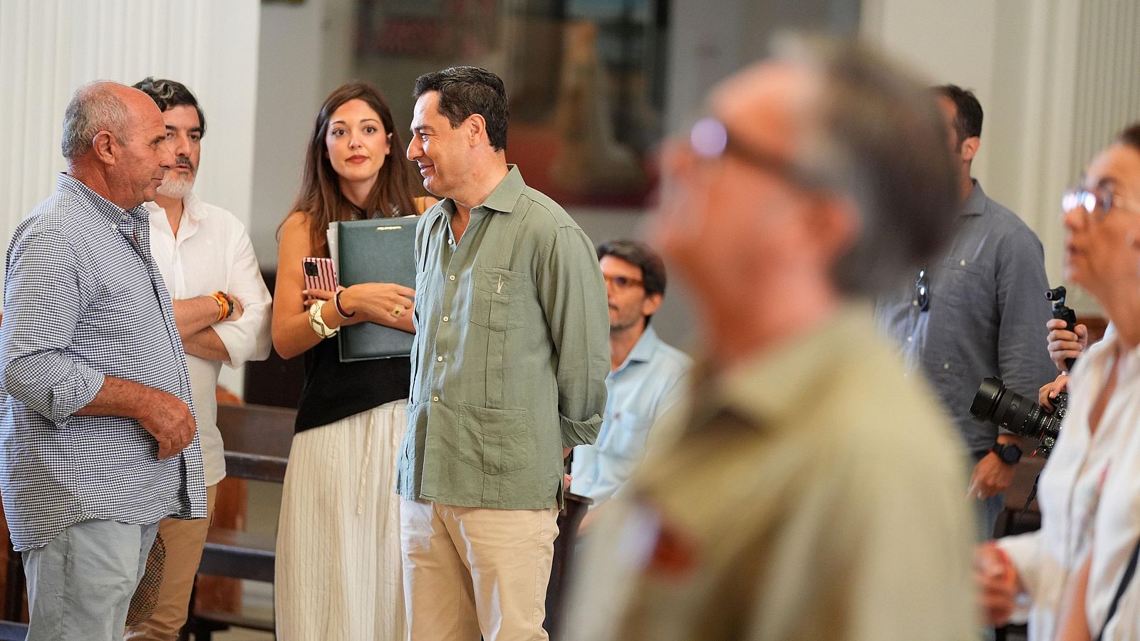 El presidente en funciones de la Junta de Andalucía, Juanma Moreno (4i), coincide con el portavoz de Vox en el Parlamento andaluz, Manuel Gavira (1d), en una visita a la Virgen del Rocío