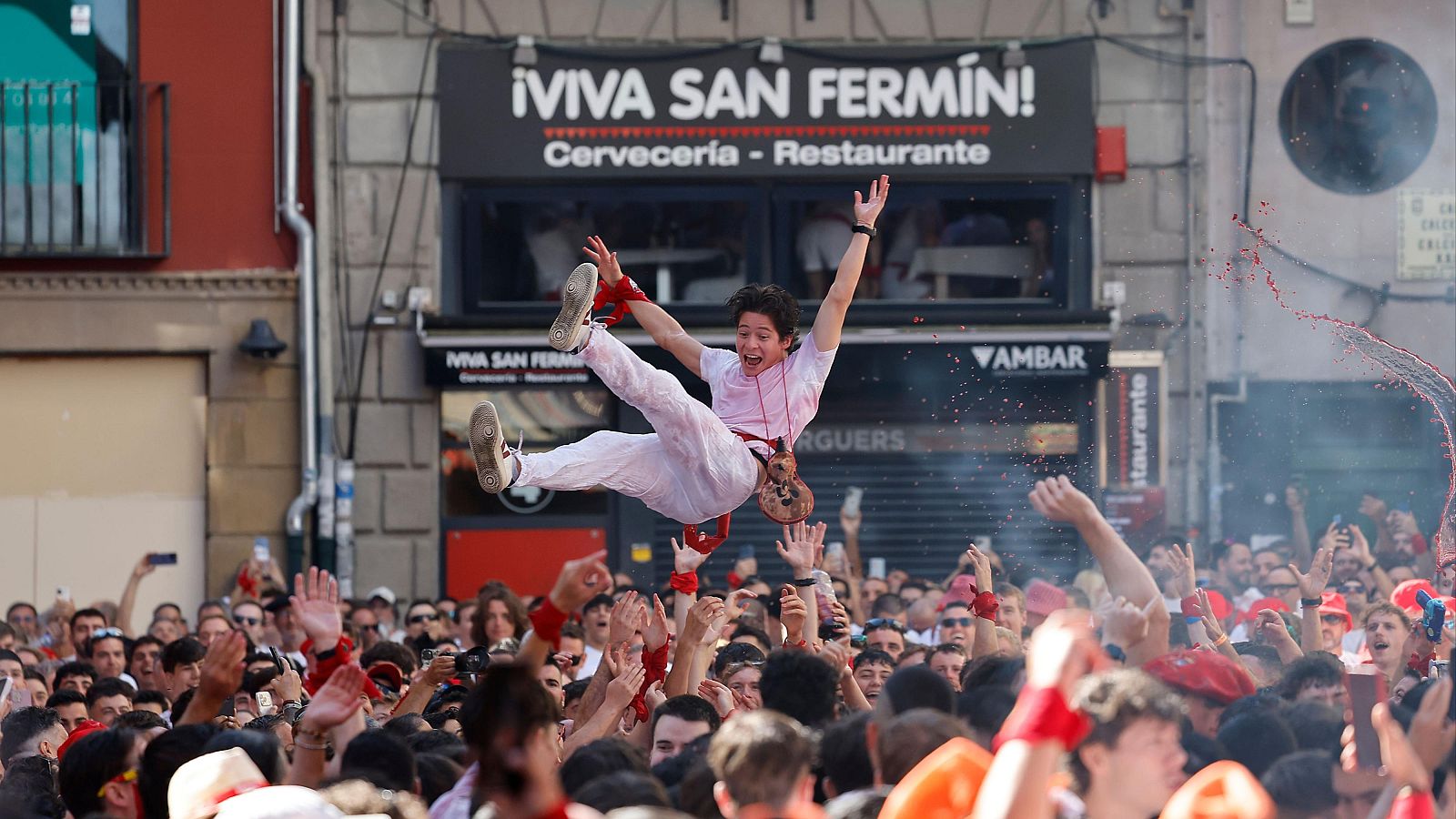 Vista del ambiente en la Plaza de Ayuntamiento este lunes antes del Chupinazo