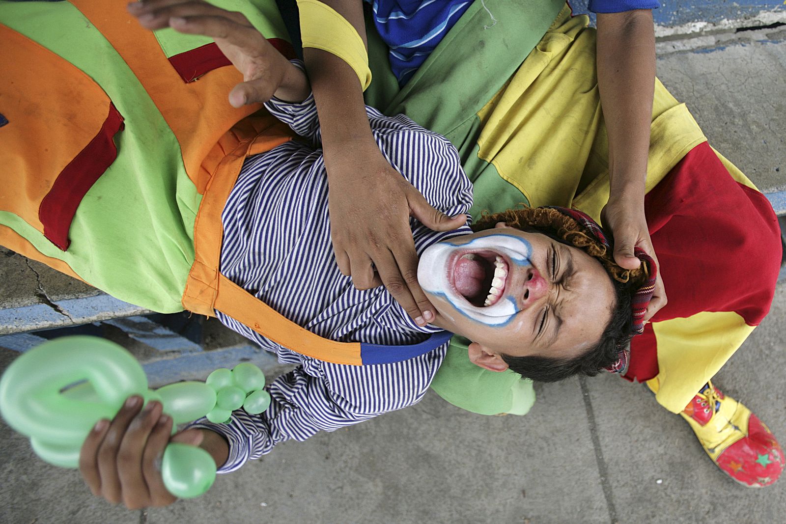 Un payaso ríe mientras le hacen cosquillas