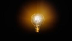 La luz puede costar hasta 450 euros menos al año en función de la comercializadora: las más baratas, según la OCU