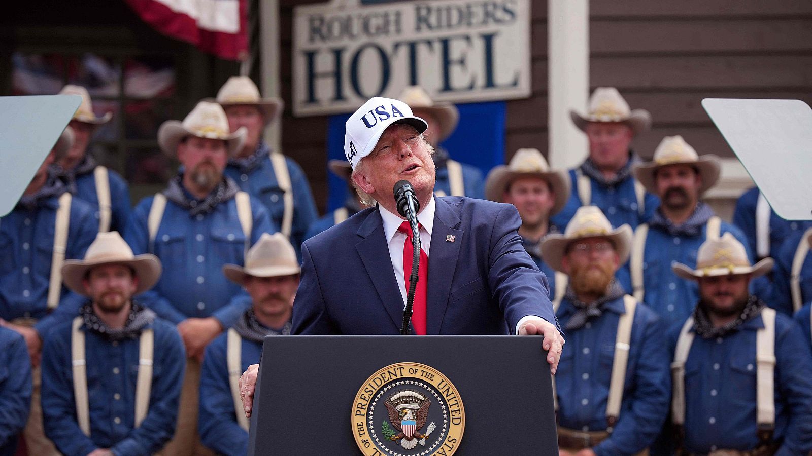 Trump reitera que "los españoles no se están comportando bien y se darán cuenta pronto" y evoca a la guerra de 1898