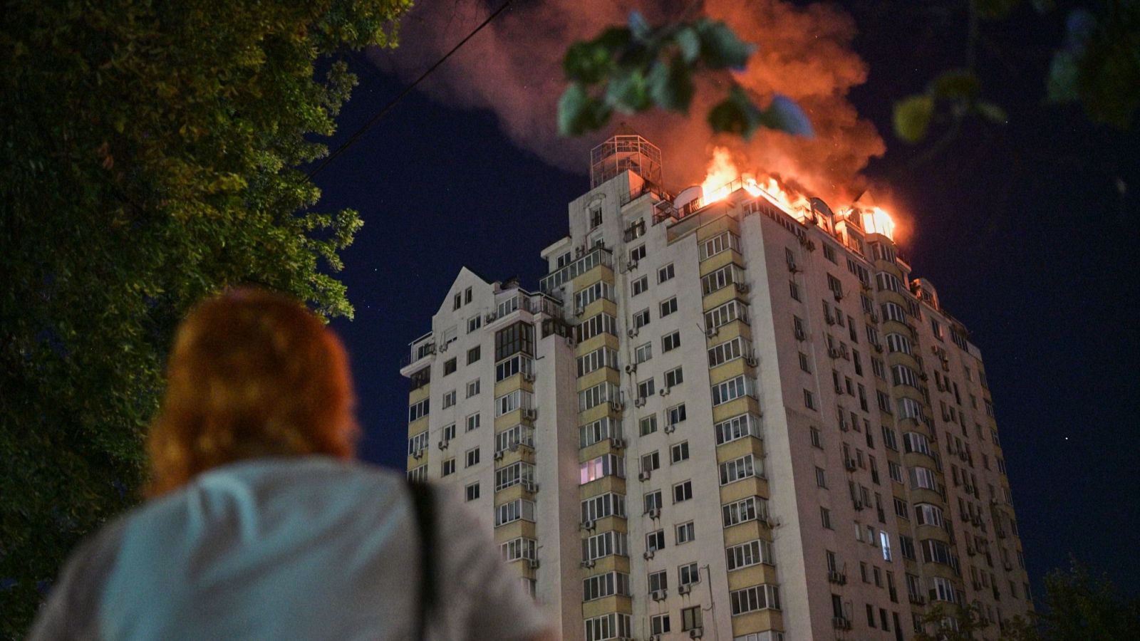 Al menos diez muertos en una oleada de ataques rusos sobre Kiev que deja varios edificios en llamas