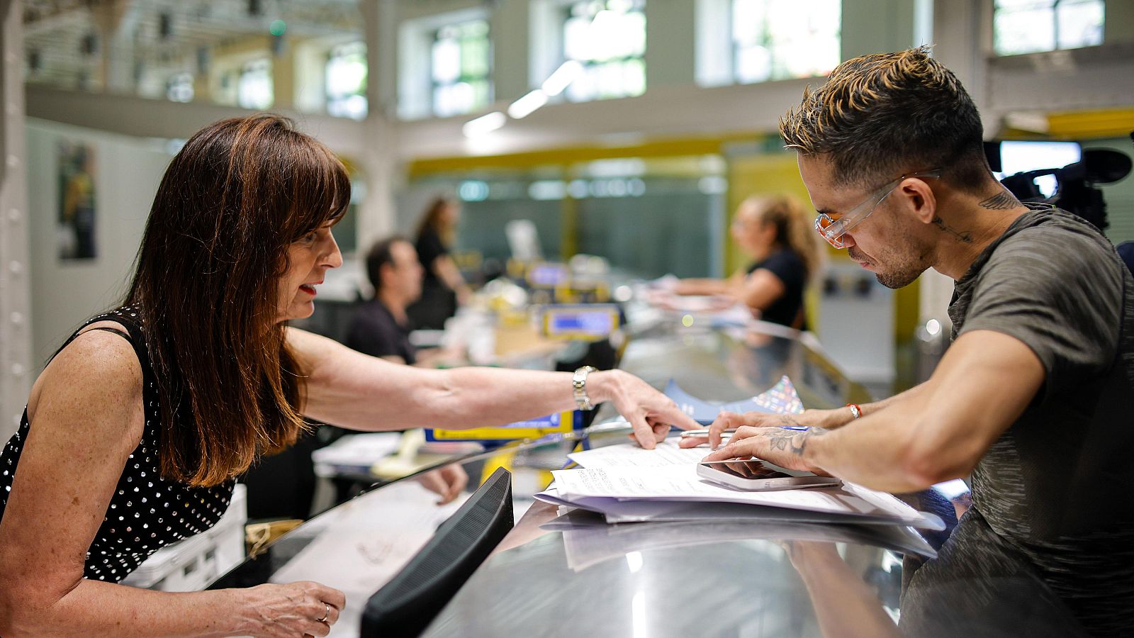 Migrantes buscan una oportunidad en el último día de plazo para su regularización