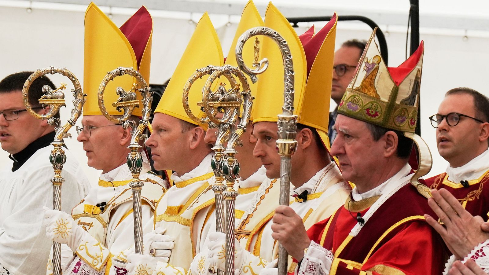 Los obispos lefebvrianos consagrados en Suiza y excomulgados por la Iglesia.