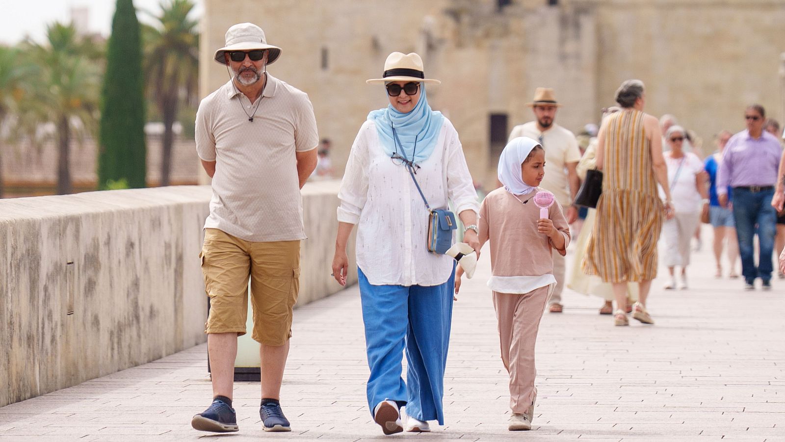 Una familia cruza el Puente Romano de Córdoba.
