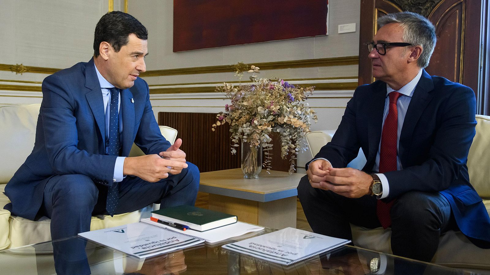 El PP y Vox ultiman un acuerdo por el que Moreno sería investido presidente de la Junta de Andalucía El presidente de la Junta de Andalucía, Juanma Moreno, durante la reunión con el portavoz de VOX en el Parlamento andaluz, Manuel Gavira tras las elecciones