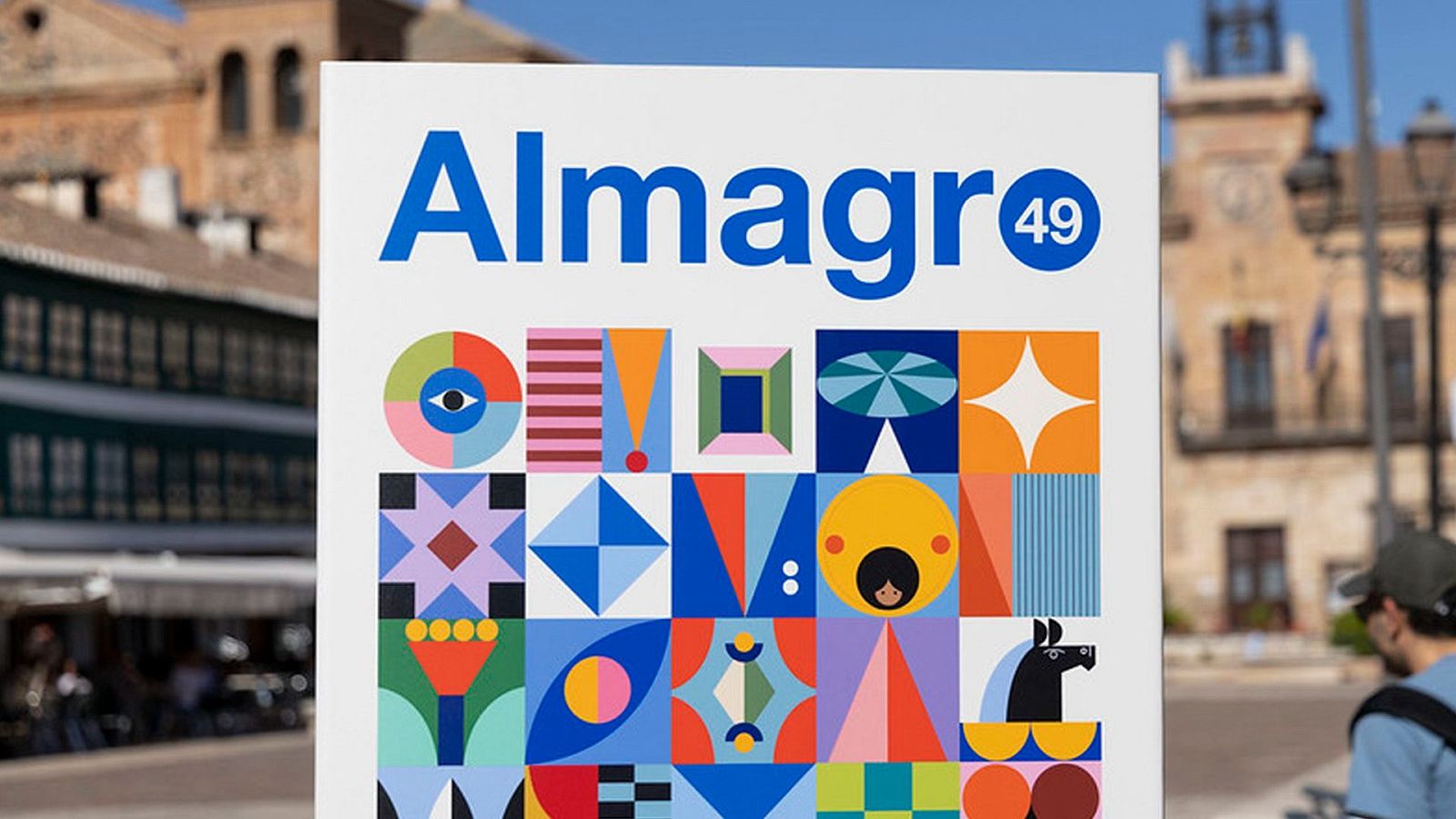 Cartel "Almagro 49" con 24 paneles de diseños abstractos y geométricos en colores vibrantes, promocionando el Festival de Teatro Clásico de Almagro.