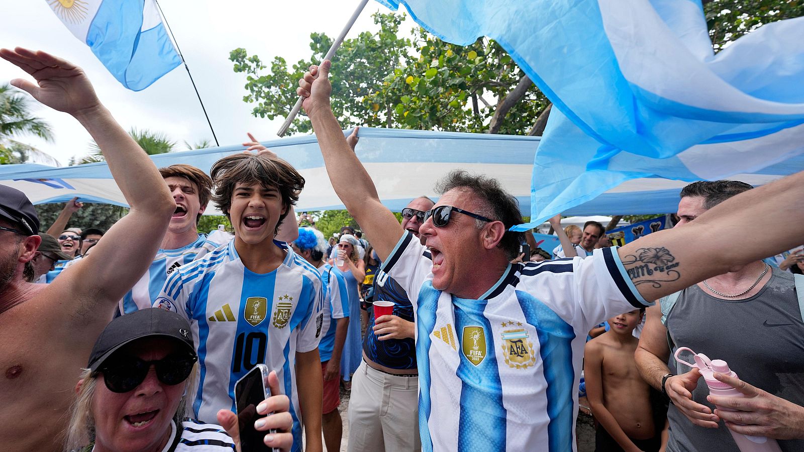 Aficionados celebran el banderazo de Argentina en Miami.