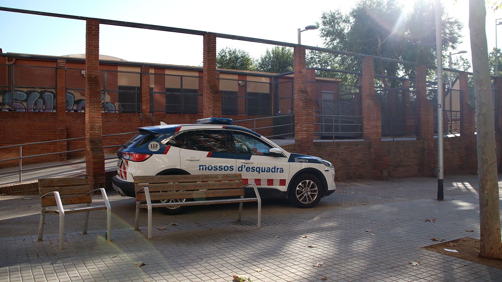 Un cotxe de Mossos en una de les entrades del Parc de la Pegaso