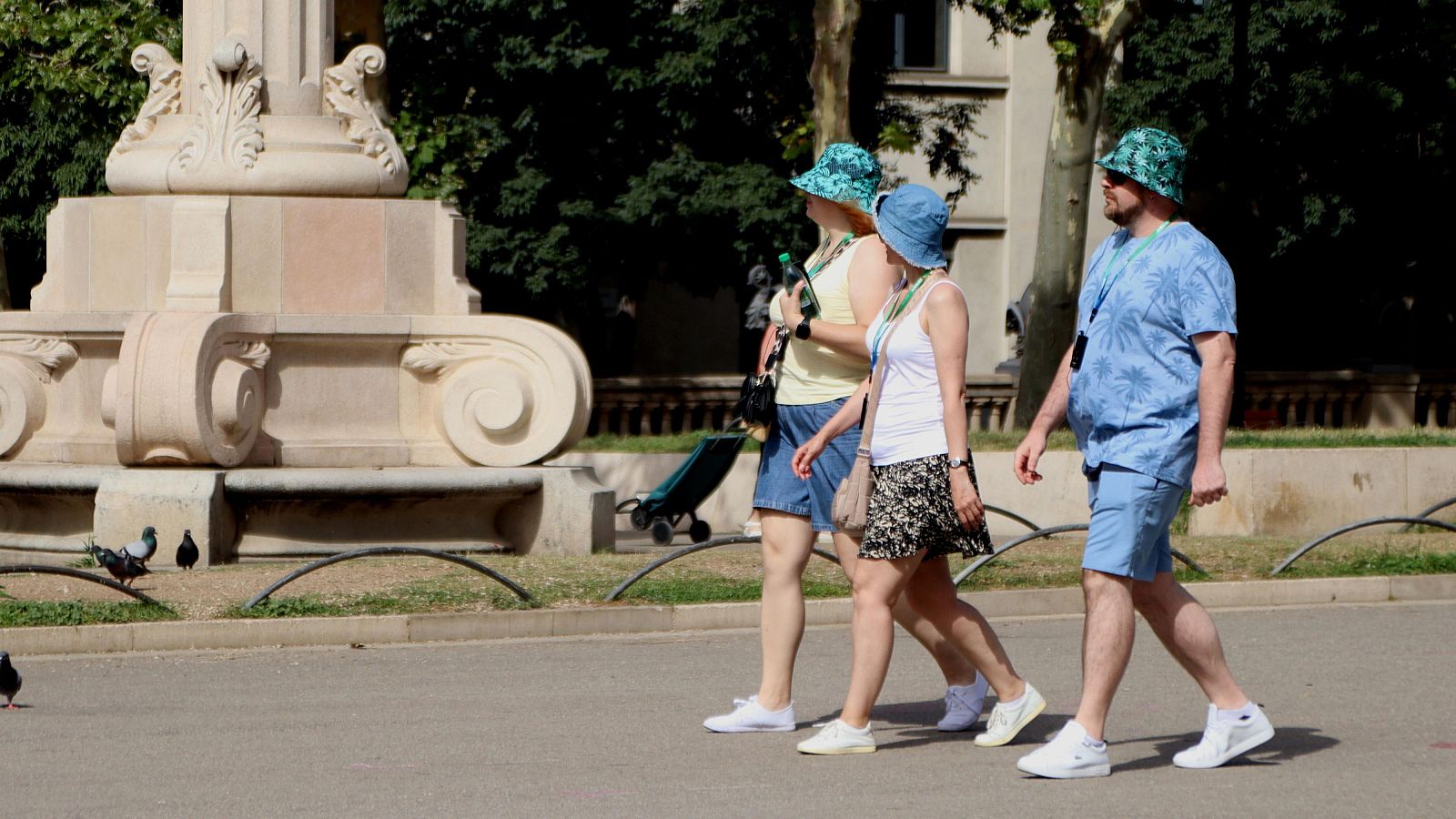 Els turistes es refugien de la calor amb gorres a Barcelona
