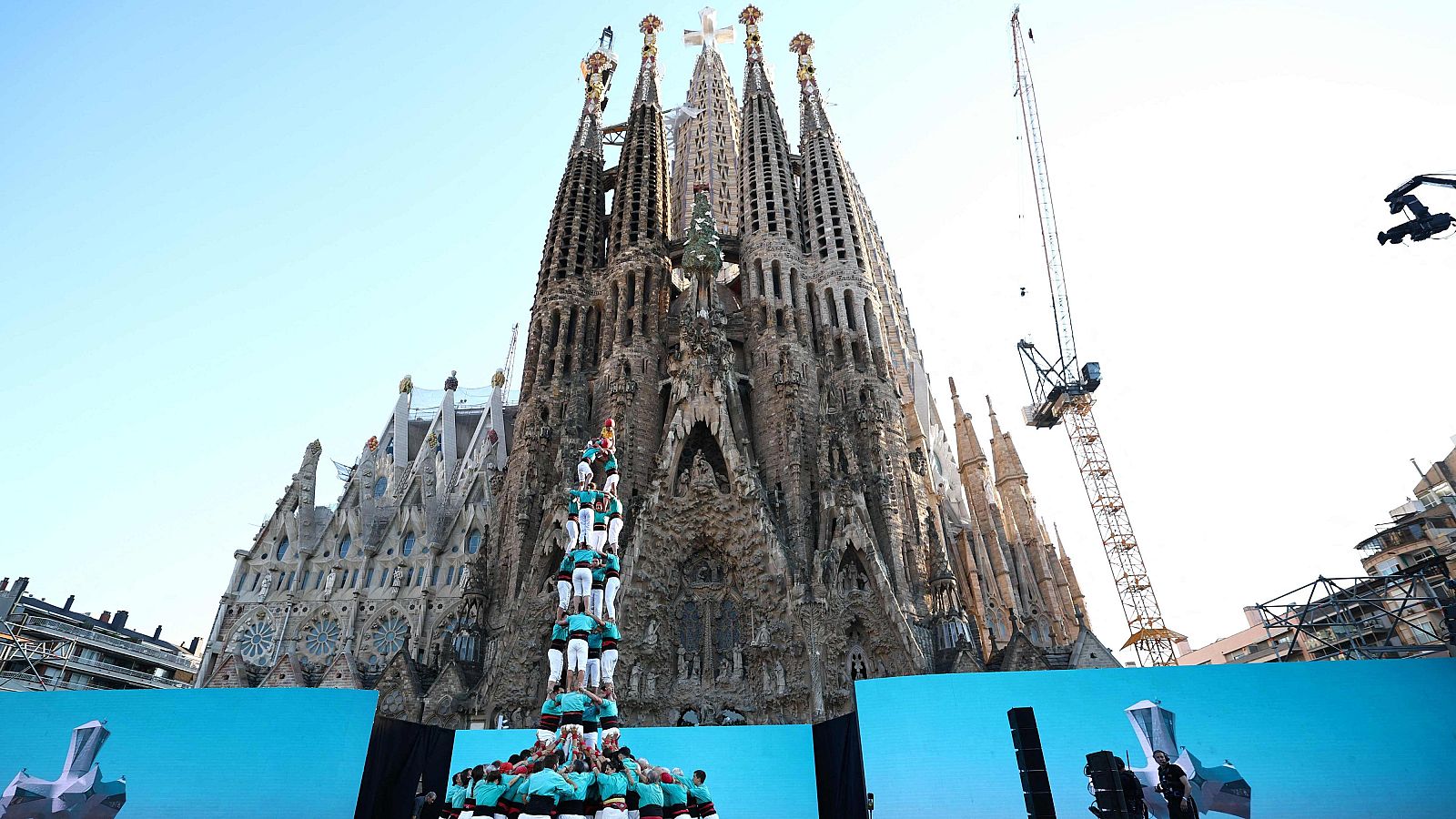 Actuació de castellers davant la basílica de la Sagrada Família durant la presentació del Tour de França a Barcelona
