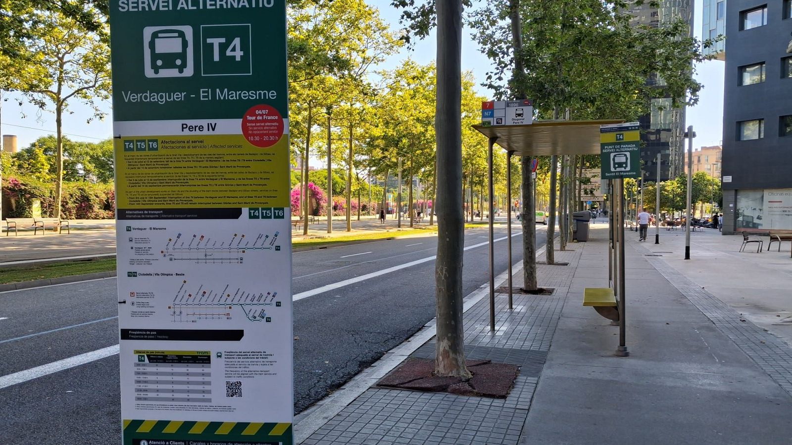 Señal de servicio alternativo T4 en Barcelona, con información sobre el Tour de France y rutas afectadas. Incluye logotipos de TMB y Ajuntament.