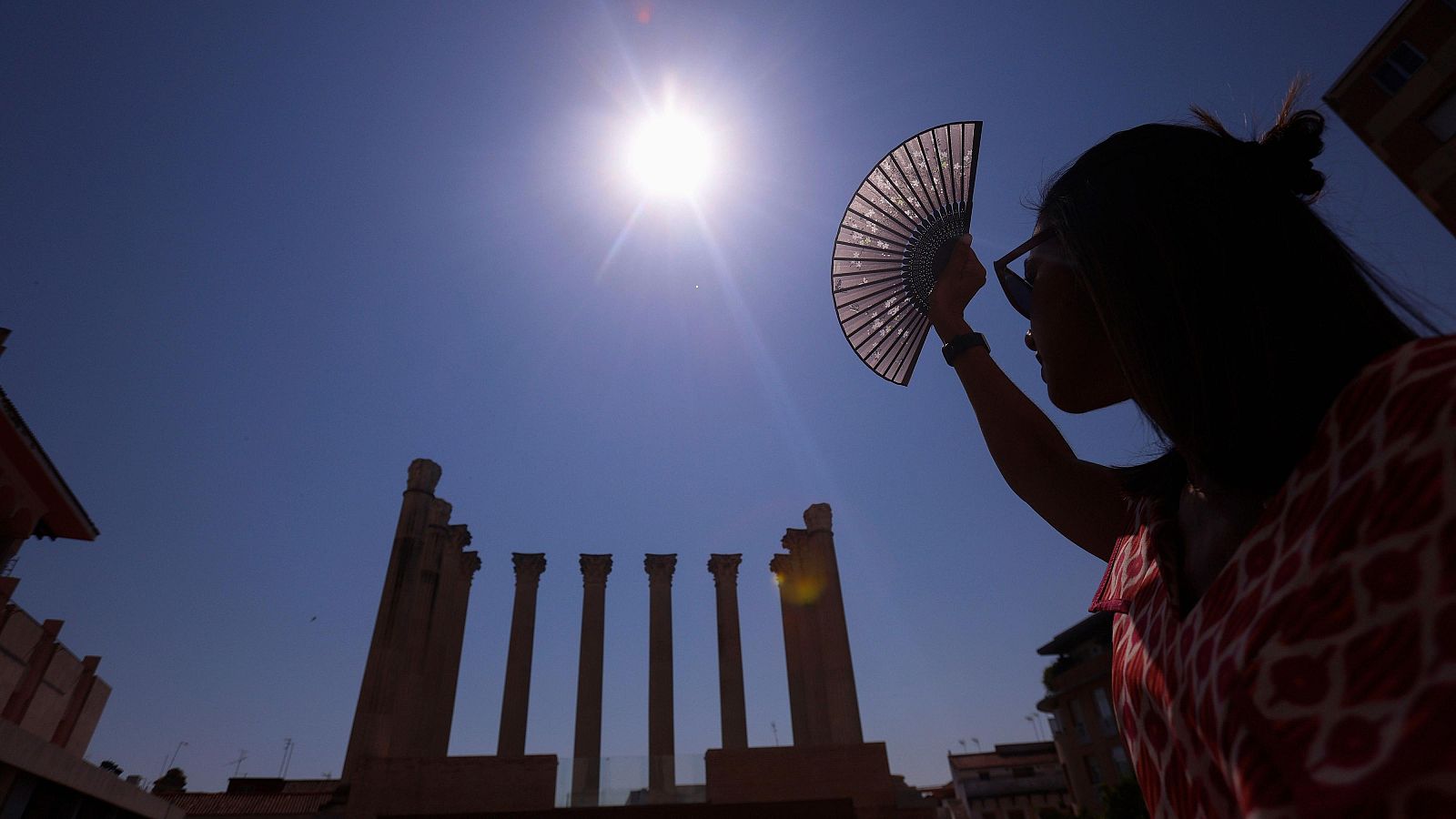 Una viandante intenta protegerse del sol el jueves en Córdoba
