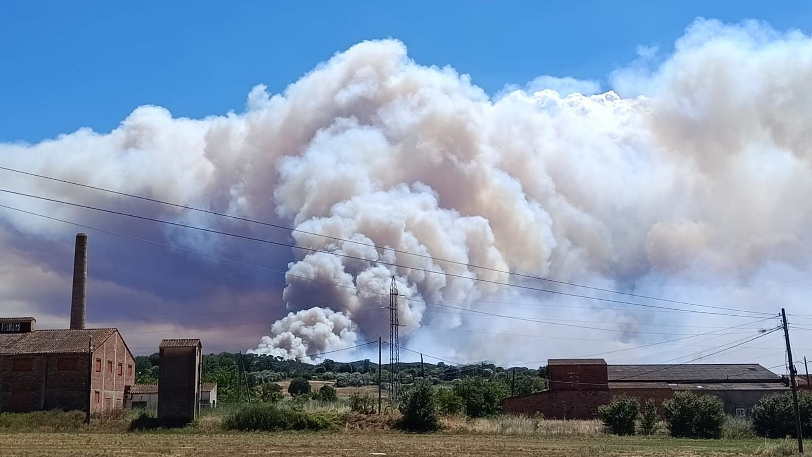 Gran columna de humo generada por el incendio