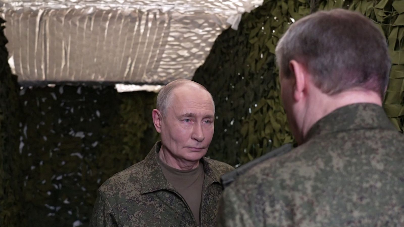 Imagen extraída de un vídeo distribuido por la oficina de prensa oficial de la presidencia rusa. Vladímir Putin, es recibido por el jefe del Estado Mayor General, Valeri Guerásimov, durante una visita a un puesto de mando.