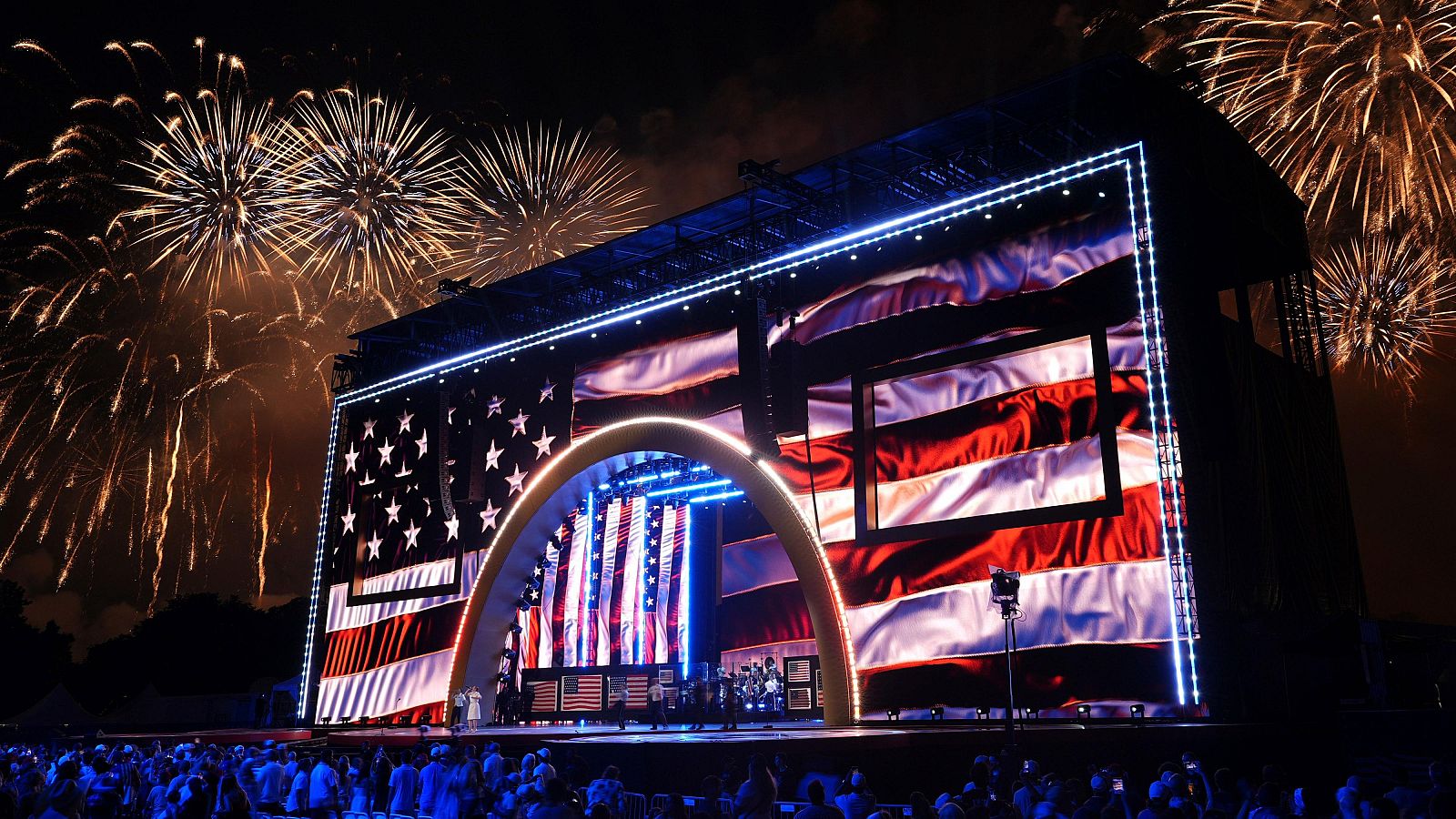 Fuegos artificiales en la ceremonia del 250 aniversario de la independencia de Estados Unidos. AP Photo/Mark Schiefelbein