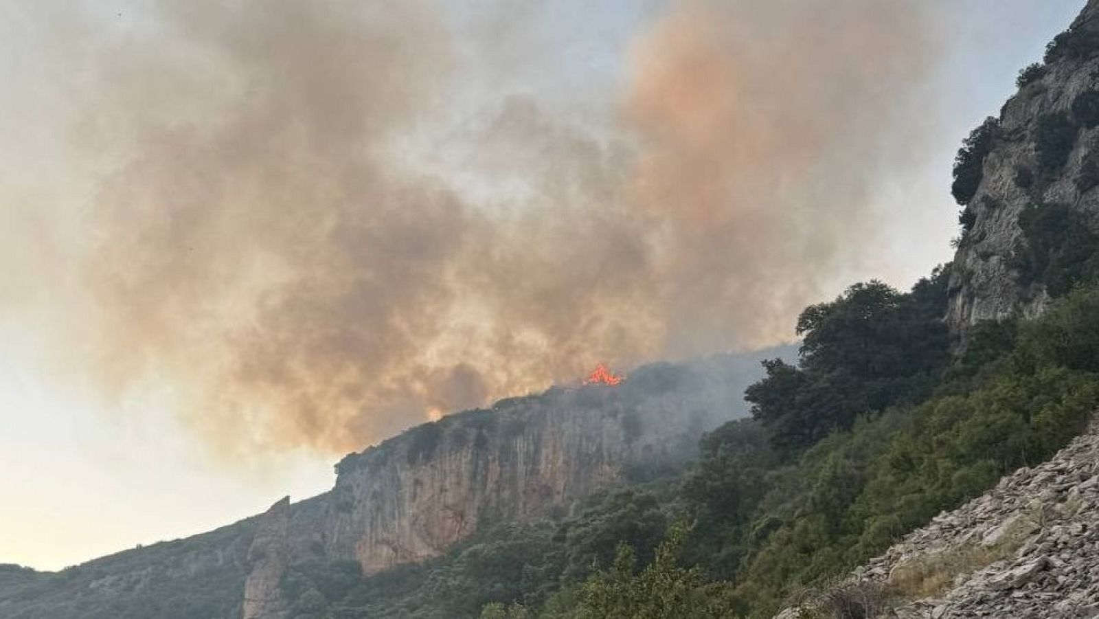 Levantan el confinamiento por el incendio de La Bisbal y el fuego sigue avanzando en Huesca