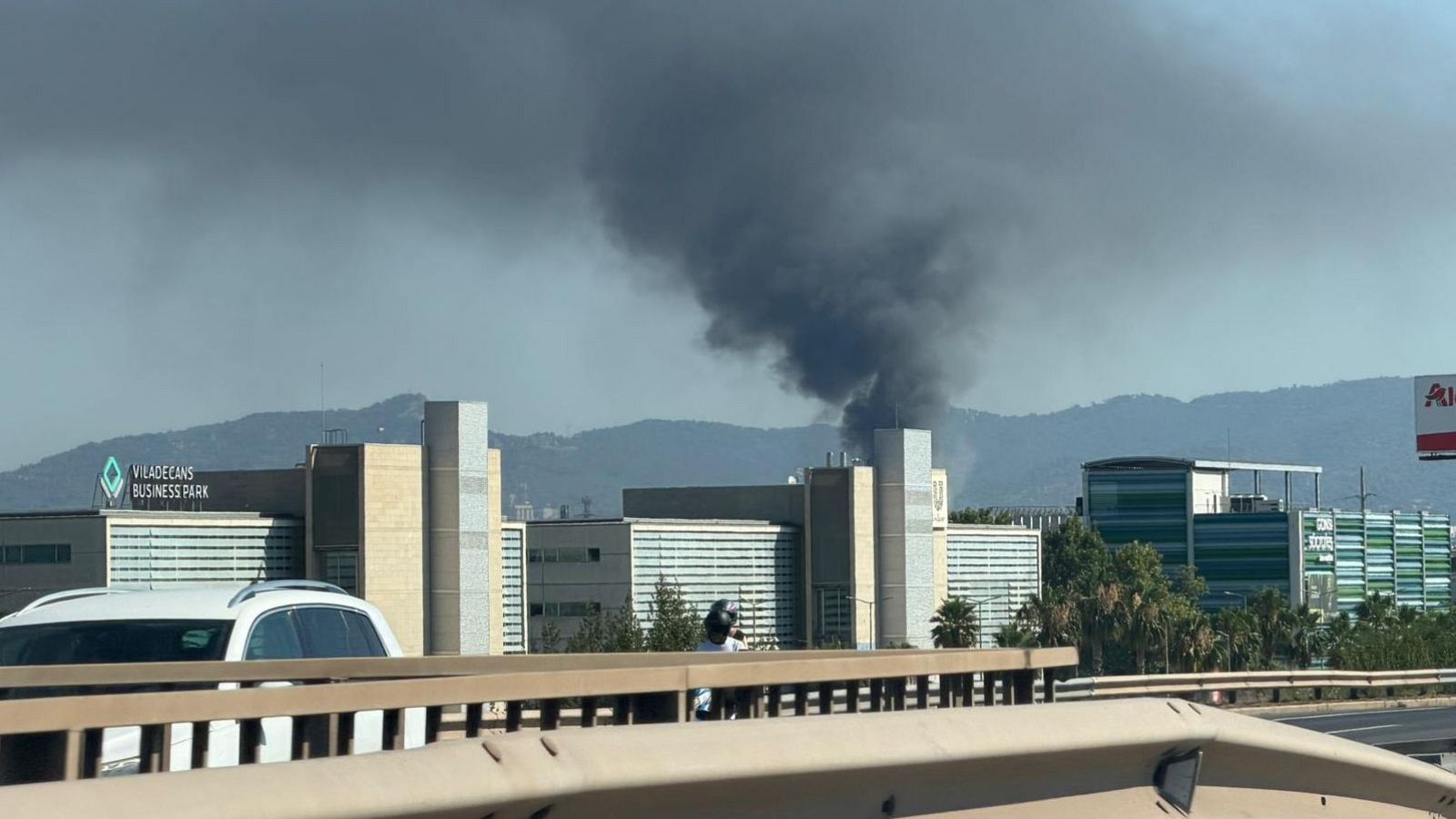 Columna de fum provinent de l'incendi d'una nau industrial de l'empresa Gersa a Sant Boi de Llobregat