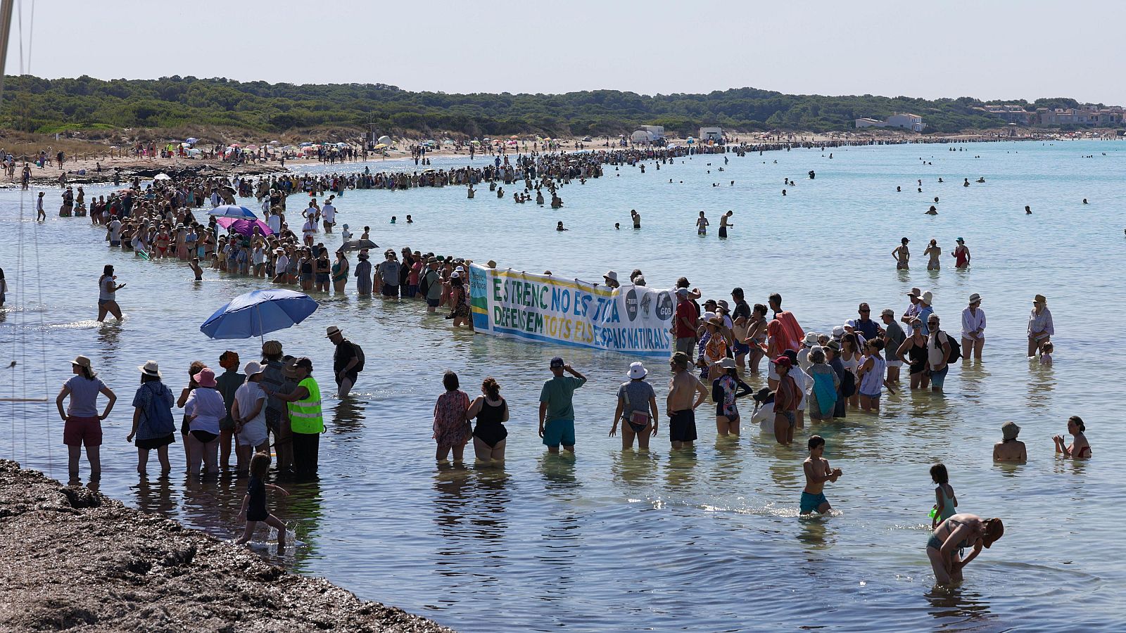 Multitudinaria cadena humana en defensa de los espacios naturales de Mallorca