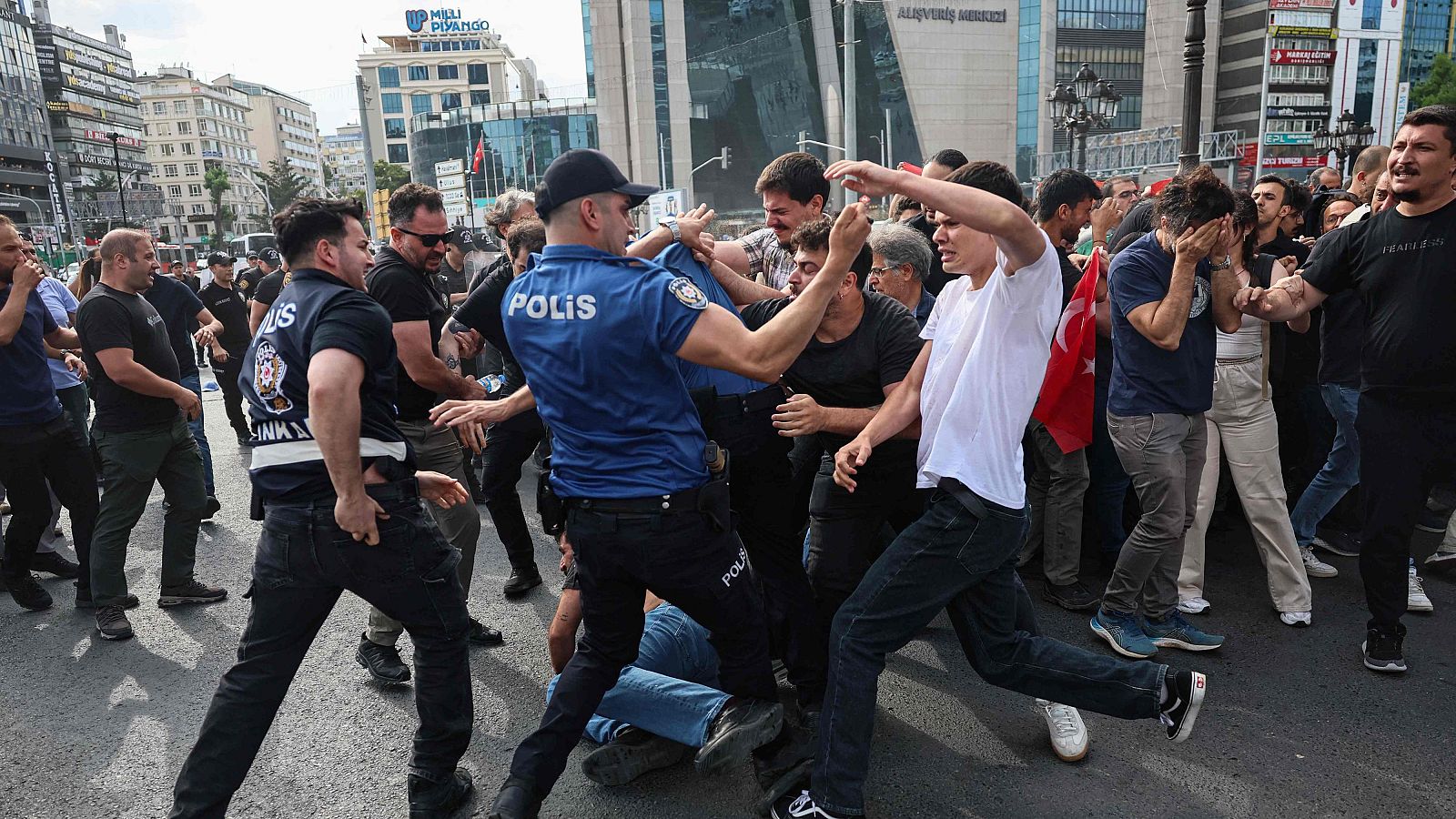Más de 100 detenidos en una protesta contra la OTAN en Ankara