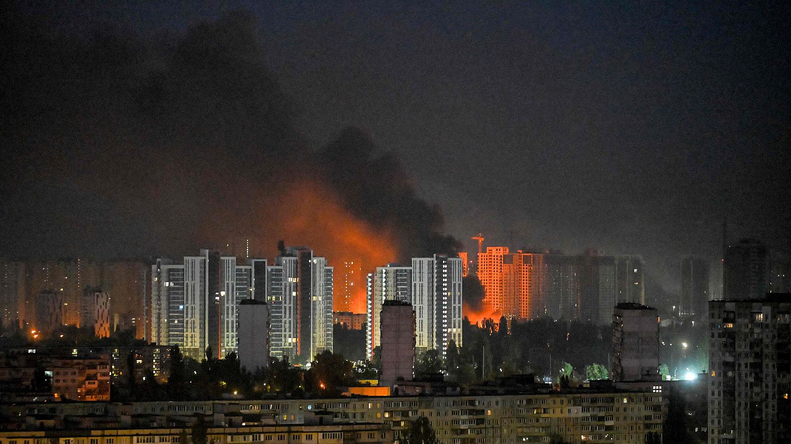 Edificios ardiendo en Kiev tras un ataque ruso
