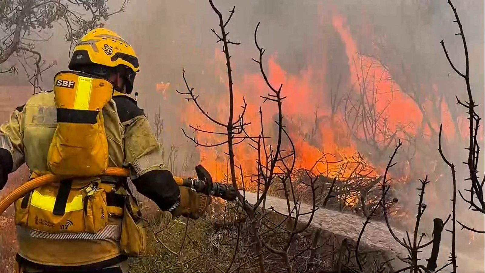Los medios de extinción trabajan en el incendio forestal en Soneja (Castellón)
