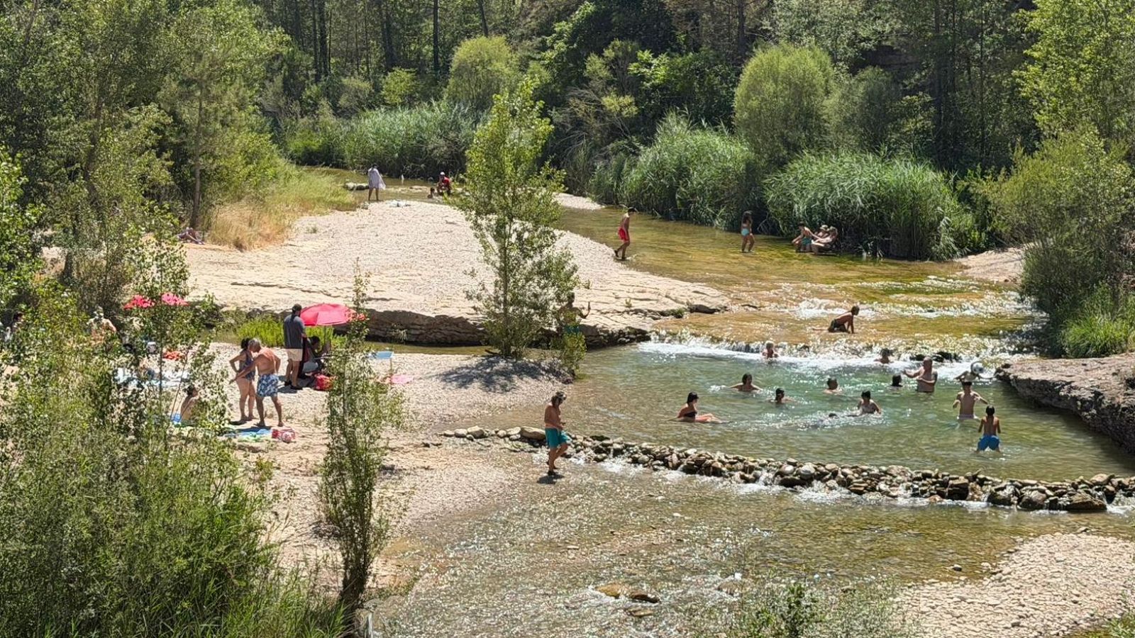 Gent banyant-se a la Ribera Salada vora el nucli d’Ogern, al municipi de Bassella (Alt Urgell)