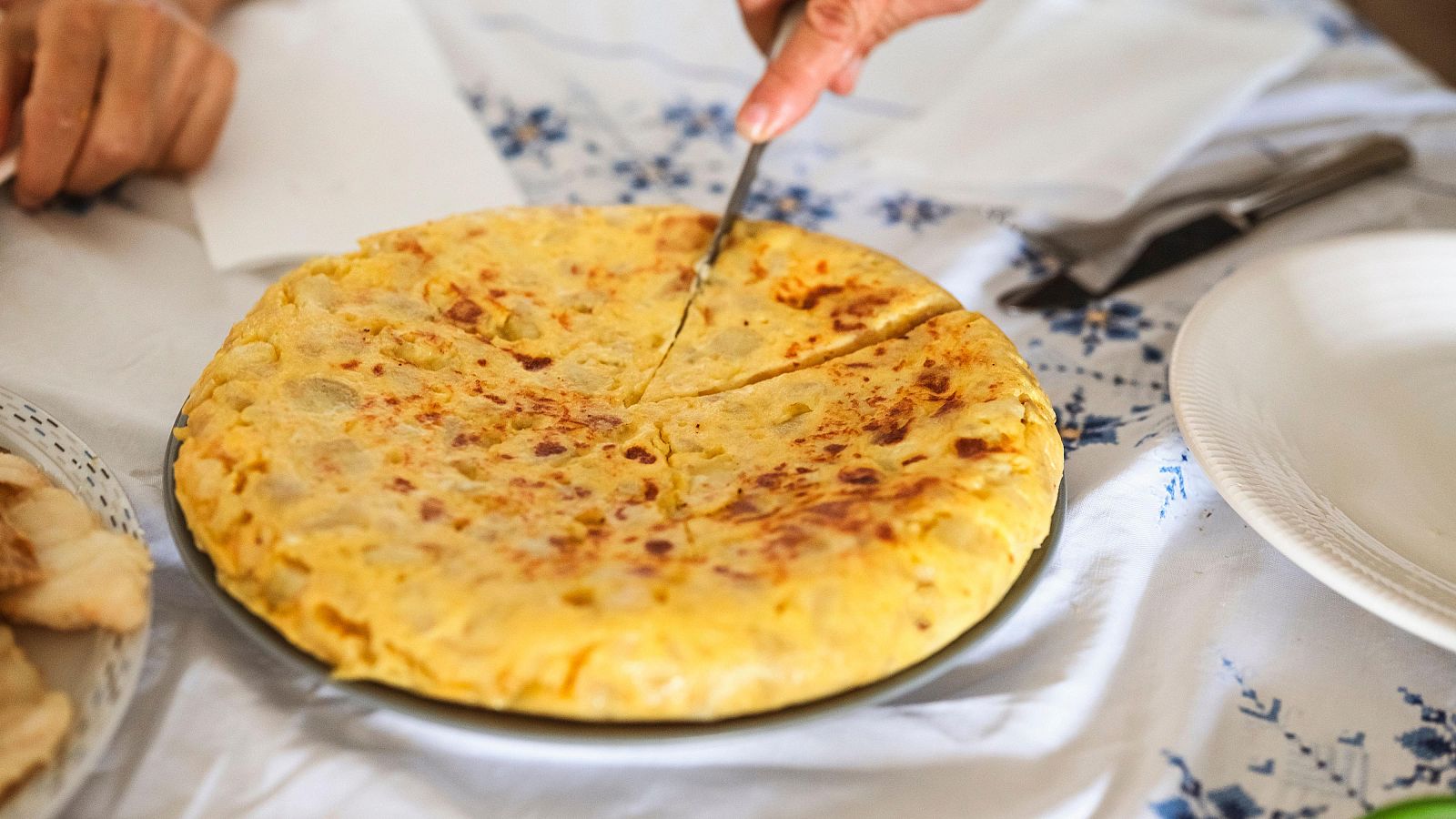 La tortilla de patatas es uno de los platos más reconocidos de la gastronomía española
