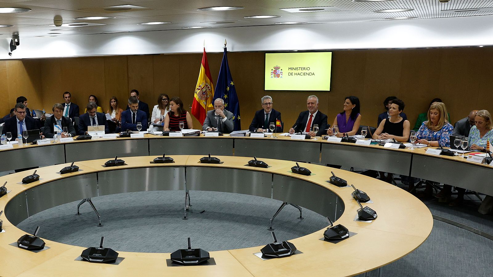 El ministre d'Hisenda Arcadi España presideix el Consell de Política Fiscal i Financera
