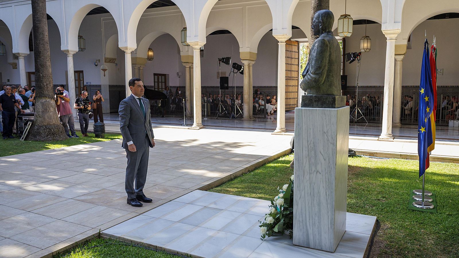El presidente de la Junta, Juanma Moreno, en la ofrenda floral de homenaje a Blas Infante