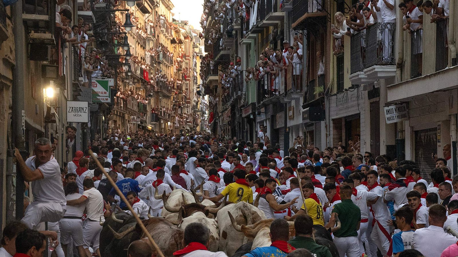 Los participantes corren delante de los toros de la ganadería Fuente Ymbro durante el primer encierro