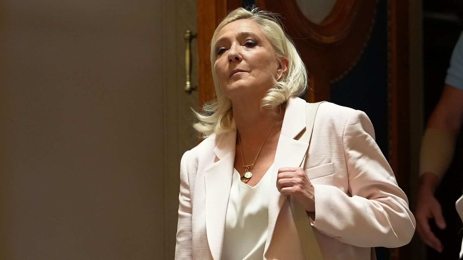 Le Pen acaricia su sueño presidencial: la justicia reduce su inhabilitación y podrá ser candidata