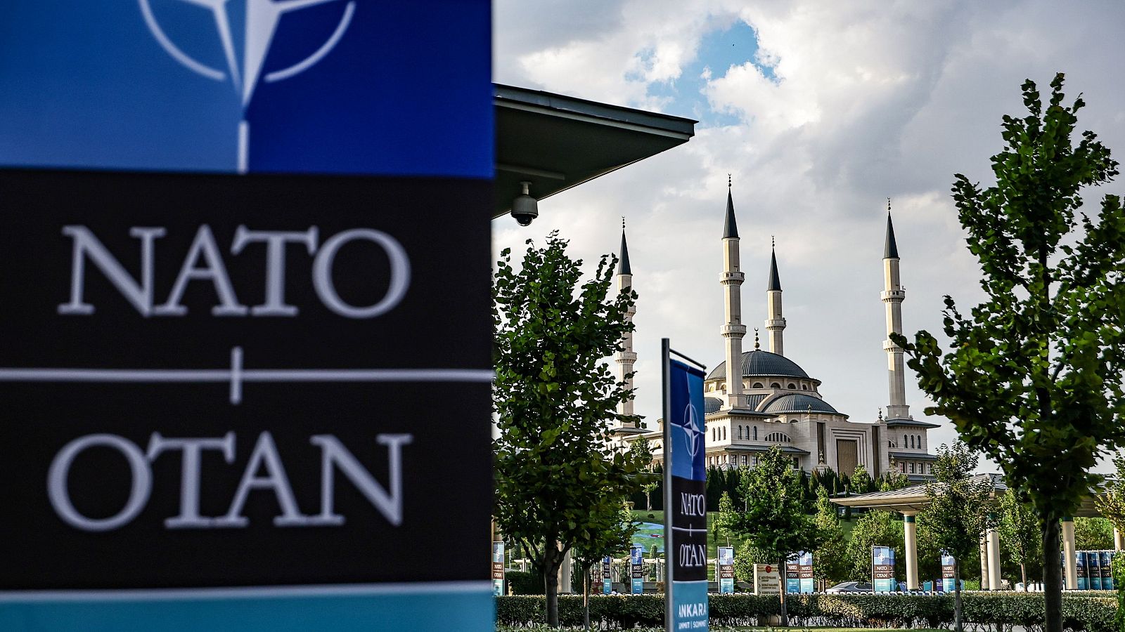 Carteles de la OTAN en Ankara antes de la cumbre.