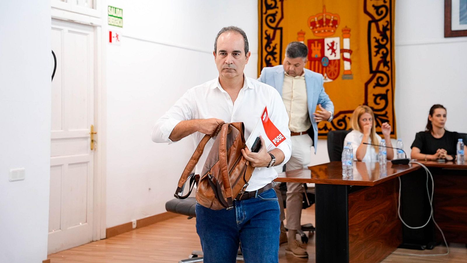 El hasta ahora portavoz del PSOE, José Luis Amérigo, abandona el Pleno extraordinario para someter a votación la propuesta para la revisión de oficio de la licencia de obras del hotel de El Algarrobico