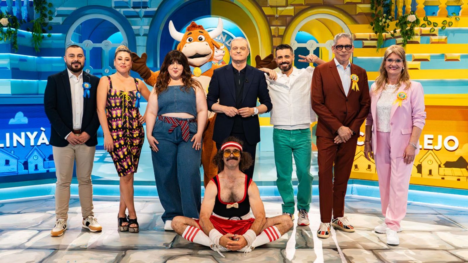 Ramón García, Cristinini y Michelle Calvó presentan el "Grand Prix del Verano" con los equipos de Polinyà y Cantalejo, acompañados por las mascotas "El Vaquilla" (toro y personaje cómico).