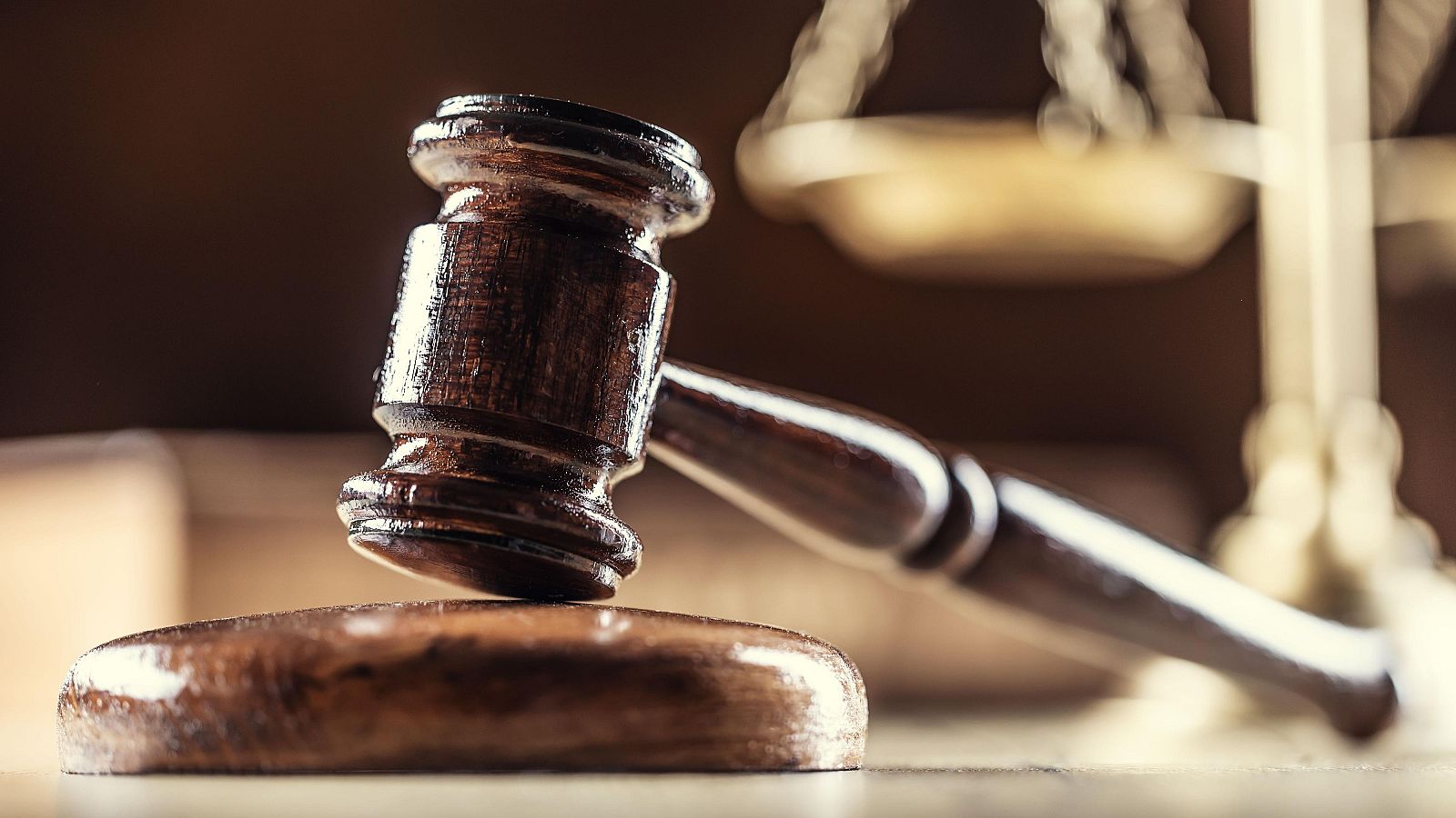 Imagen de un mazo de un tribunal y la balanza de la justicia
