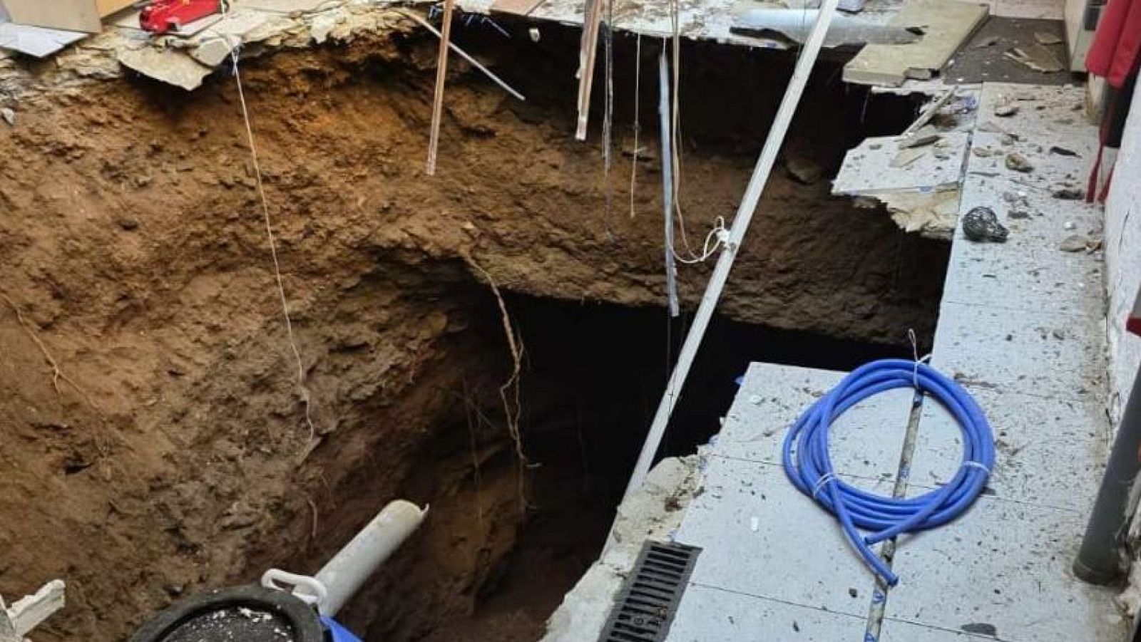 Imagen del socavón producido en Barcelona cerca de las obras del Metro