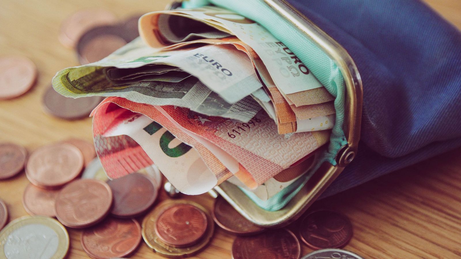 Una cartera con dinero.