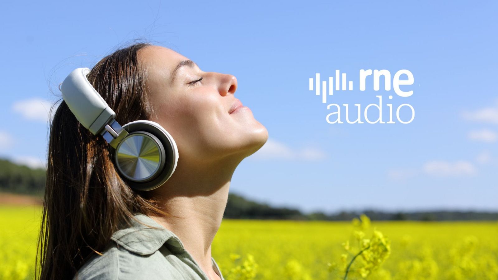 Joven con auriculares blancos en un campo de flores amarillas, disfrutando de "rne audio" bajo un cielo azul.