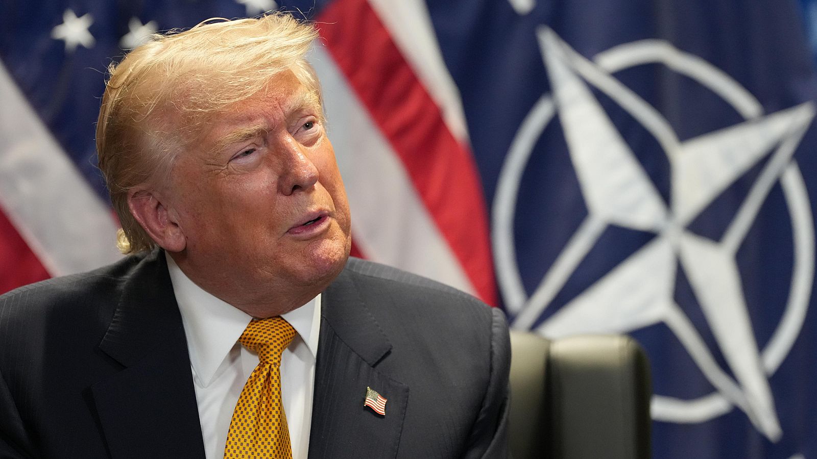 Donald Trump, en una reunión formal en la cumbre de la OTAN