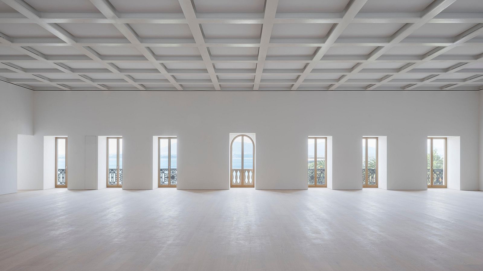 Interior de una de las salas expositivas de Faro Santander. Se trata de una sala diáfana de gran espacio con siete ventanales con vistas a la bahía de Santander.