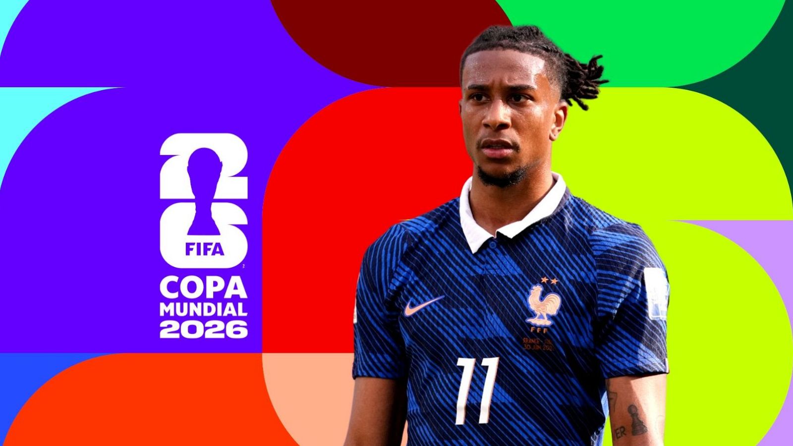 Olise con camiseta azul, número 1 y parche FIFA 26. Fondo abstracto y colorido.