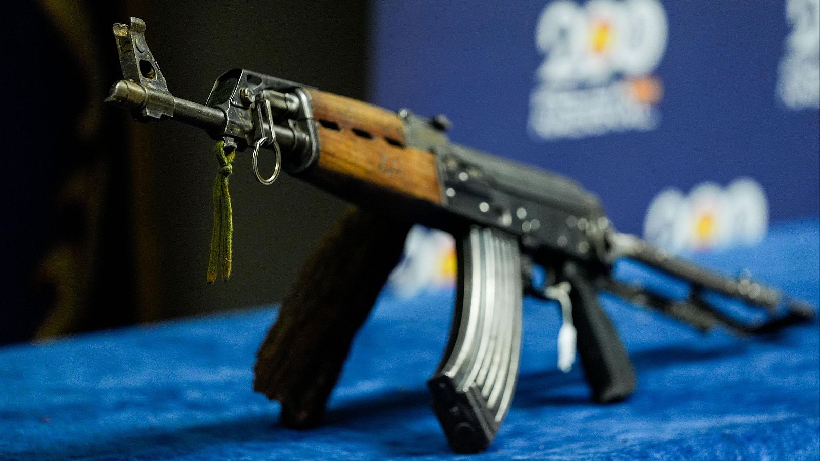 Vista de un kalashnikov incautado en una operación policial en Cádiz