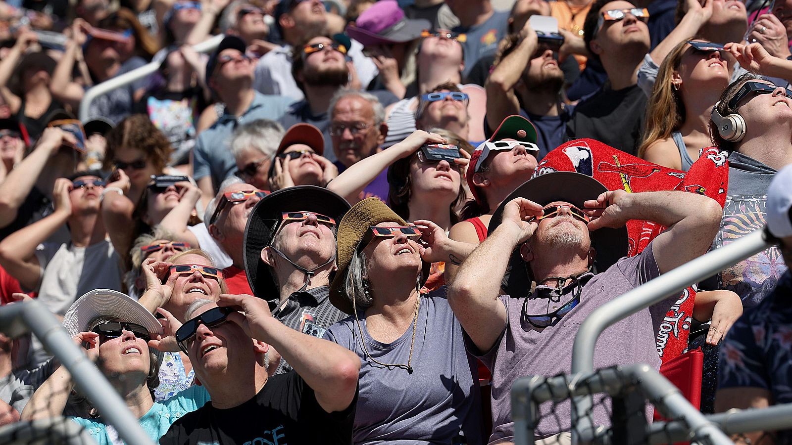 Decenas de personas disfrutan del eclipse solar total de 2024 en Carbondale, Illinois, Estados Unidos