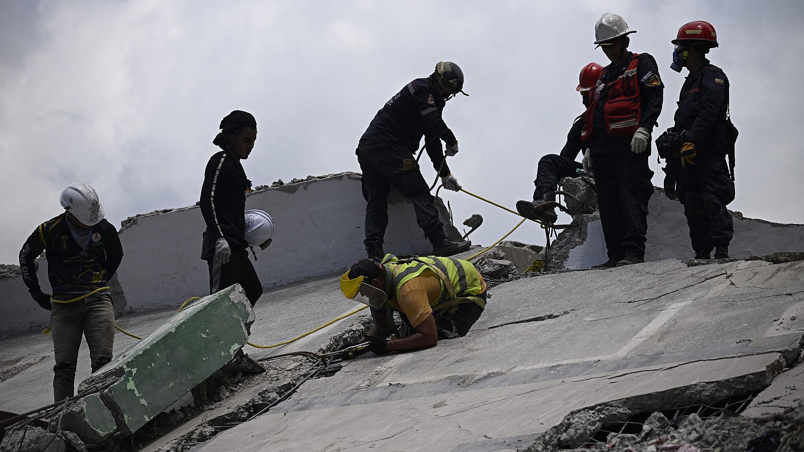 Venezuela eleva los muertos por el doble terremoto a 3.811 y hallan sin vida al niño de nueve años buscado en La Guaira